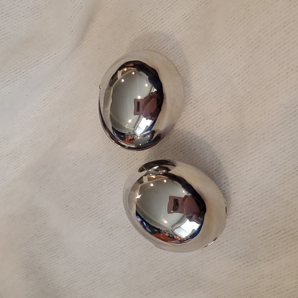 Egg shape earrings